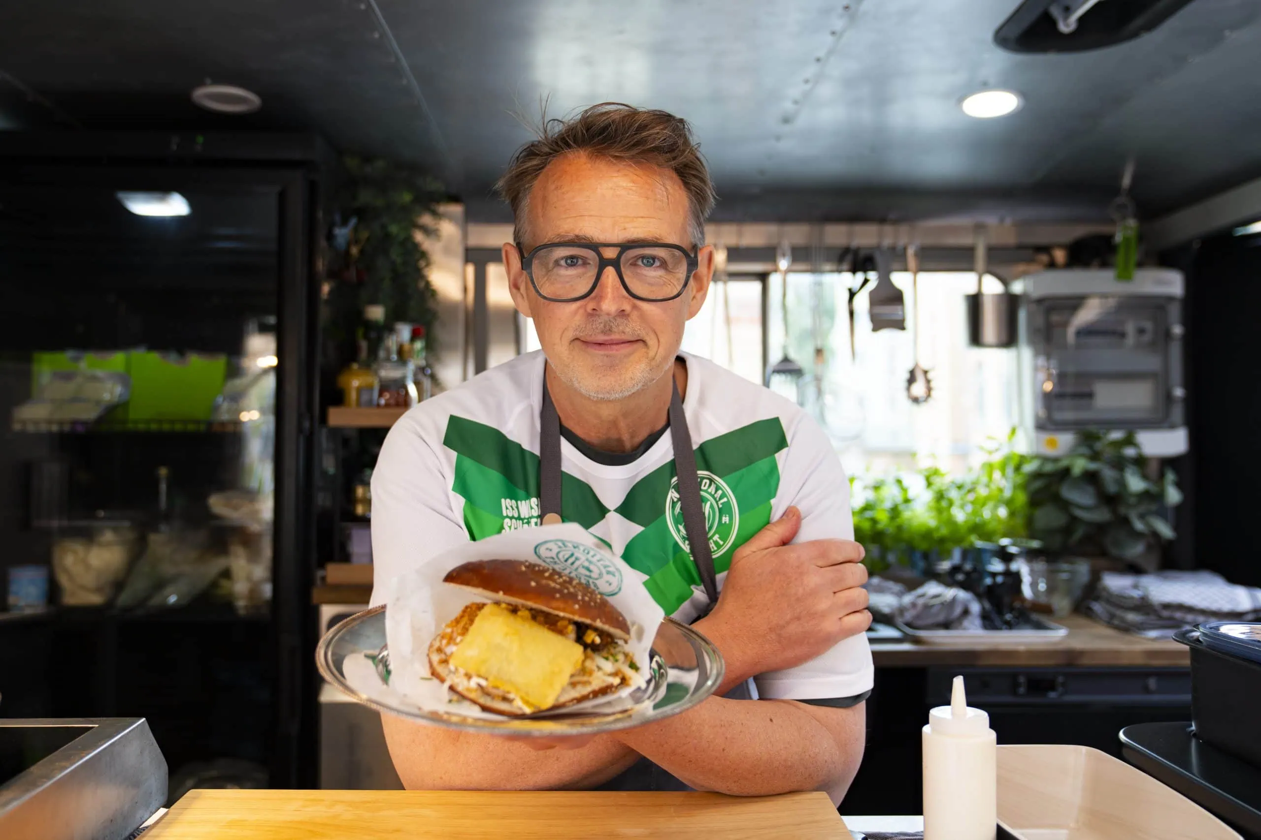 Restaurant koch hält Deutschlands Nationalgericht in der Hand