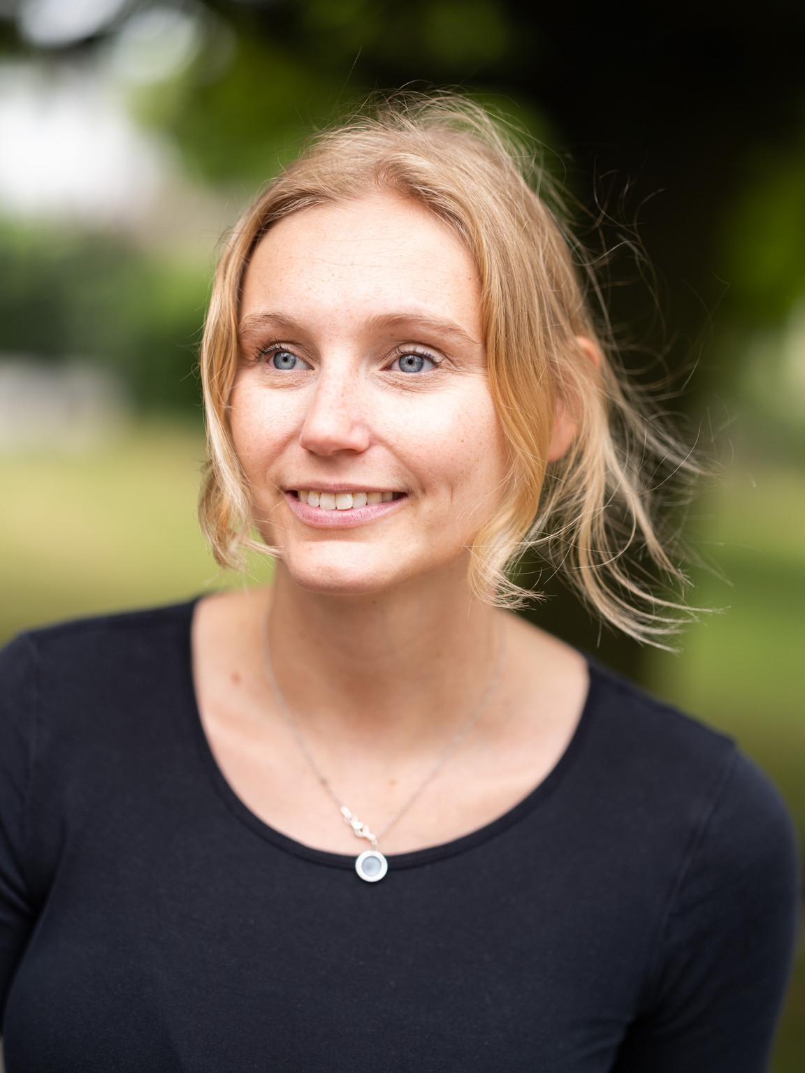 Porträt von Julia Exler im Freien